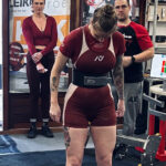 Lieve op haar eerste powerliftwedstrijd, begeleid door personal trainer in Breda