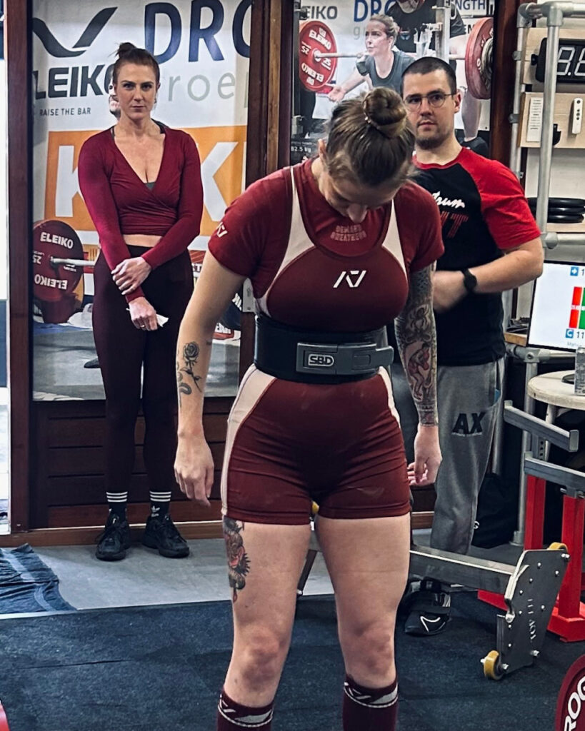 Lieve op haar eerste powerliftwedstrijd, begeleid door personal trainer in Breda